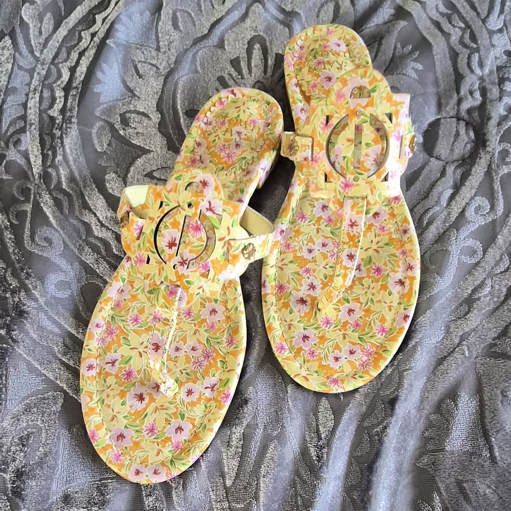 crown & ivy Black and White Boxed Wylie Painted Petals Sandals